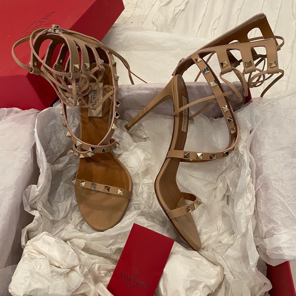 Valentino Rockstud Crisscross Ankle-Wrap In Poudre